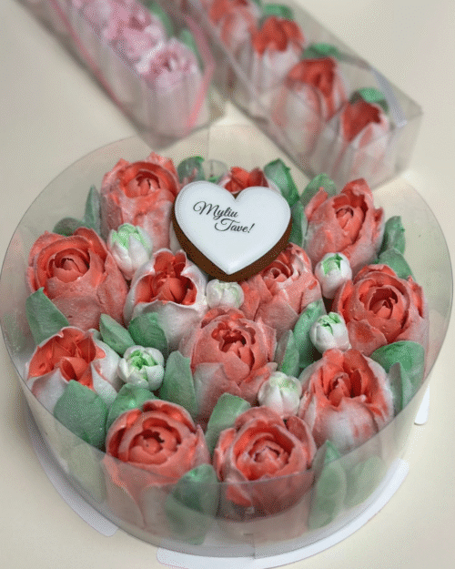 RAUDONA zefyrinių gėlių dėžutė su širdele